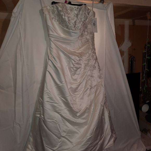 New Wedding Dresse - Picture 3 of 6